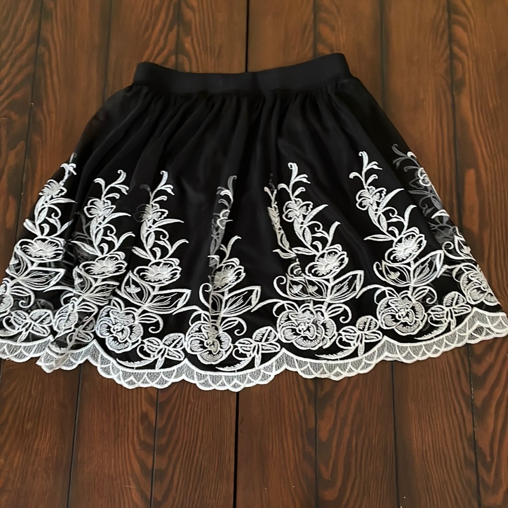 Black/white Alfani skirt